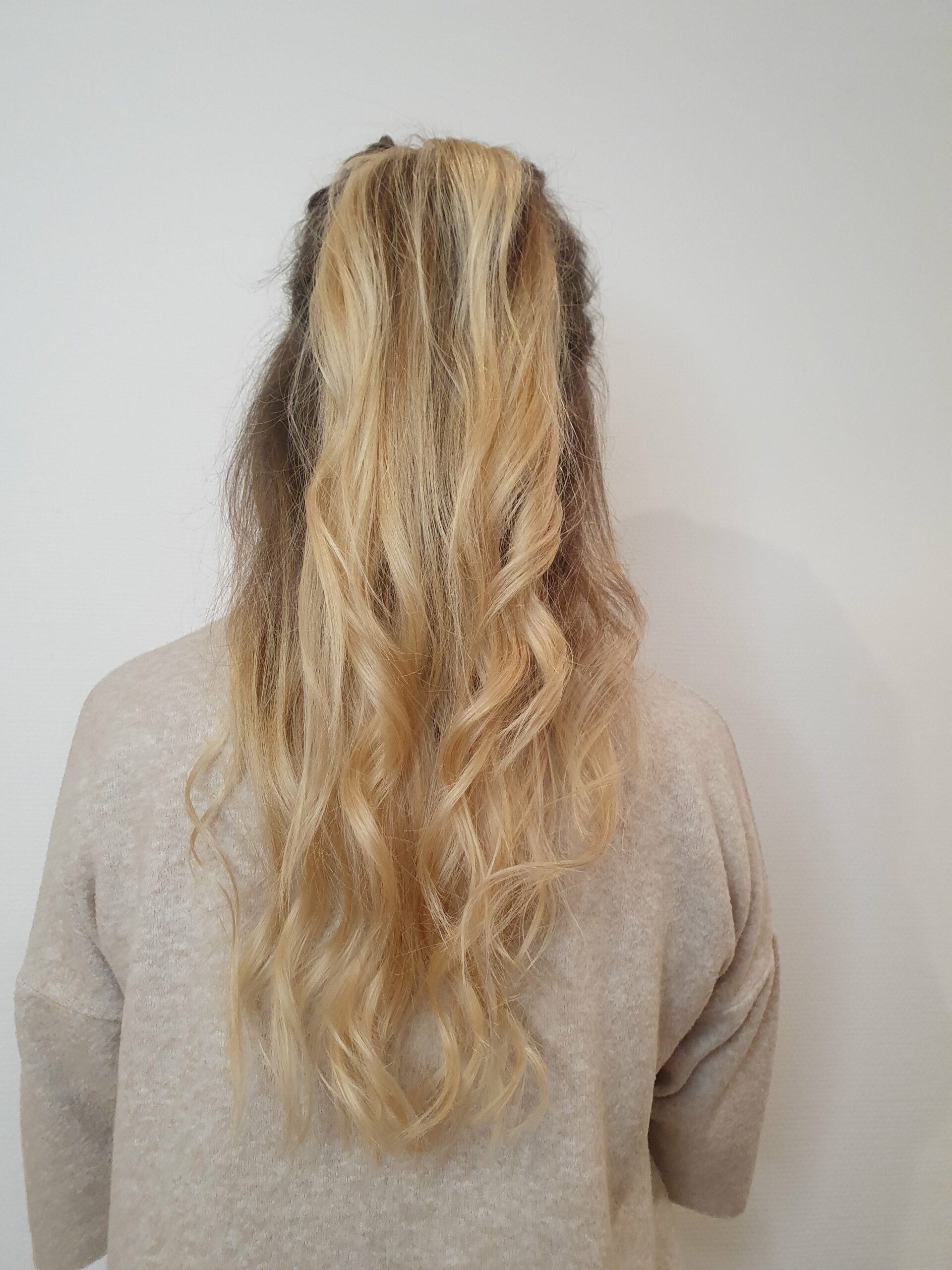 Locken und Zopf blonde Haare